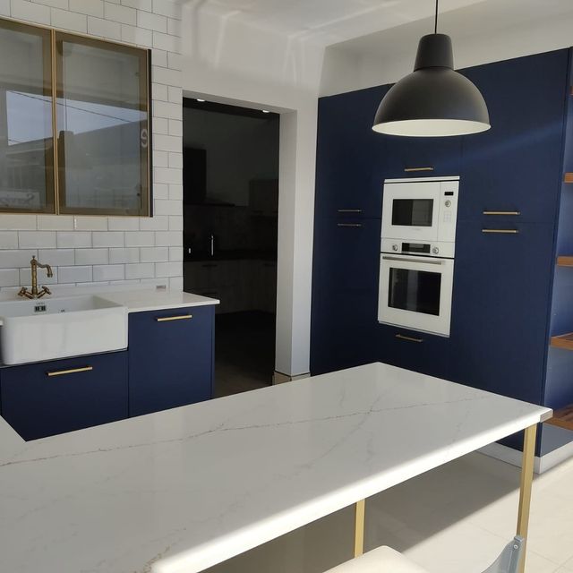 Cocina azul con diseño industrial